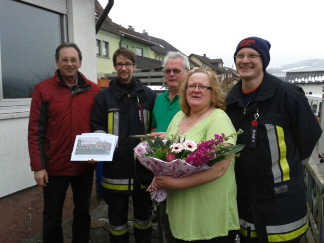 Zu den Gratulanten gehörte auch der Dienstherr der Freiwilligen Feuerwehr Aura Bürgermeister Wolfgang Blum.
